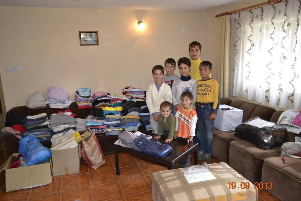 Cei 7 orfanii din Agnita * Prin intermediul mai multor oameni inimosi, au primit hainute si alte lucruri de folos * www.credinta-ortodoxa.com