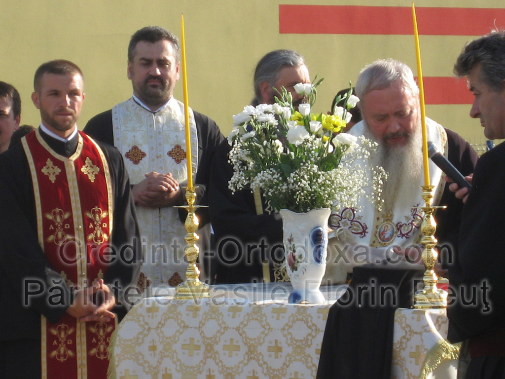 Sfanta Liturghie Arhiereasca in Dej - Inalt Prea Sfintitul Andrei Andreicut, Parintele Vasile Florin Reut din Regensburg, Preot Paroh la Biserica Ortodoxa Romana "Sfintii Imparati Constantin si Elena" din Straubing impreuna cu un sobor mare de preoti * www.credinta-ortodoxa.com