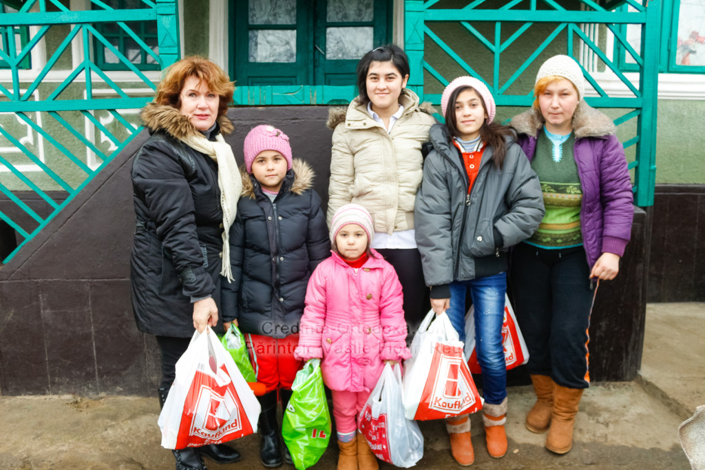 Satul Maxut, judetul Iasi, 21 decembrie 2013 - daruri pentru cateva sufletele necajite - actiune umanitara a Parintelui Vasile Florin Reut si a Bisericii Ortodoxe Romane “Sfintii Imparati Constantin si Elena” din Straubing, Germania, impreuna cu prietena noastra Minodora Tatarusanu si la indemnul prezentatorului Christian Sabbagh de la postul de televiziune KanalD * www.credinta-ortodoxa.com