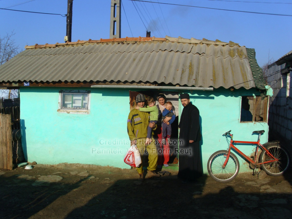 Daruind vei dobandi - actiunea umanitara a Parintelui Vasile Florin Reut si a Parohiei Ortodoxe Romane din Straubing in localitatea Belcesti - Iasi, Decembrie 2013 - Partea a 2-a: Impartirea alimentelor * www.credinta-ortodoxa.com