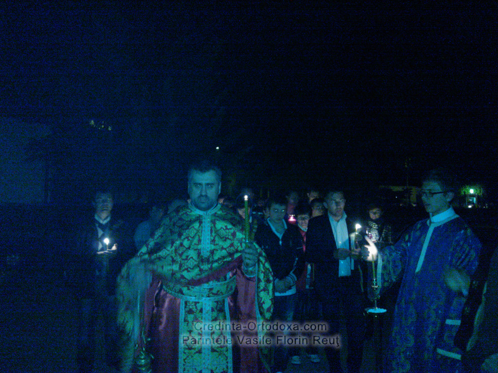 Slujba de Inviere din anul 2013 la Biserica Ortodoxa Romana “Sfintii Imparati Constantin si Elena” din Straubing * www.credinta-ortodoxa.com Slujba de Inviere din anul 2013 la Biserica Ortodoxa Romana “Sfintii Imparati Constantin si Elena” din Straubing * www.credinta-ortodoxa.com