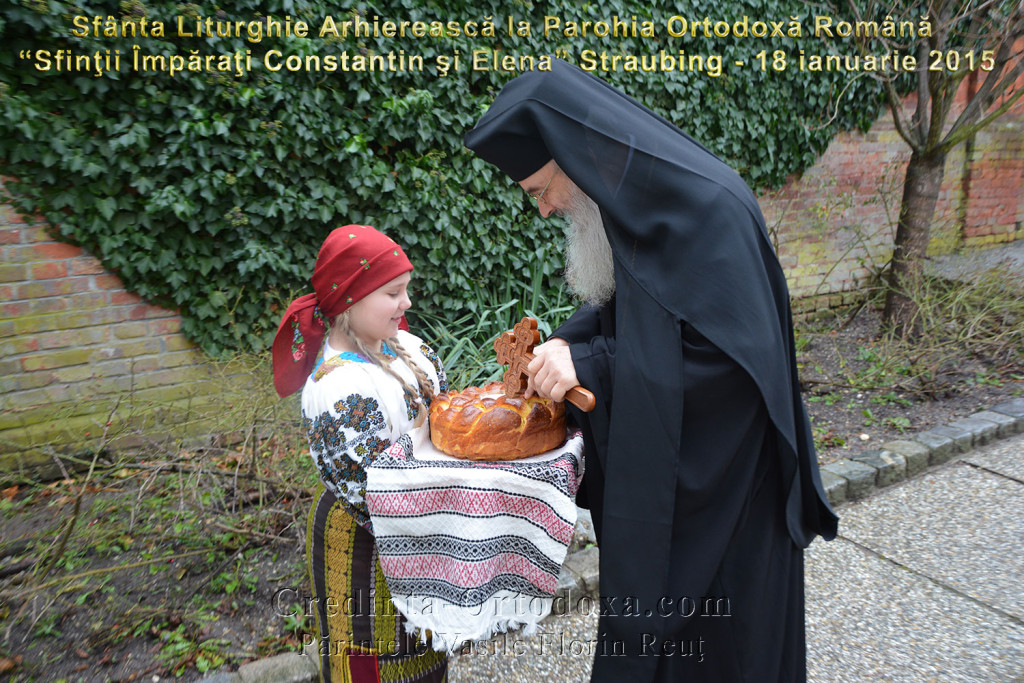 Maria Cristiana in rumänischer Tracht begrüßt ihn mit Brot und Salz