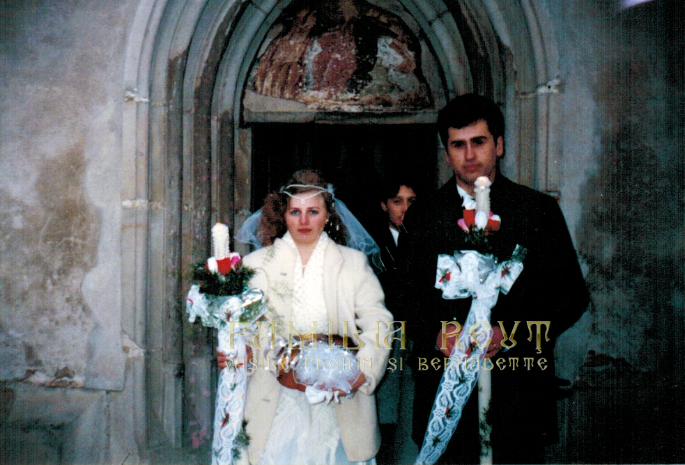 Familia Reuţ Vasile Florin şi Bernadette la 20 ani de căsătorie – Nunta de Porțelan
