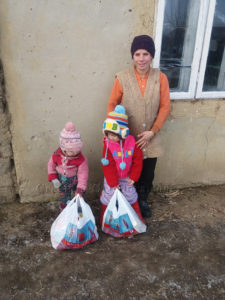 33 de copii din localitatea Cotu lui Ivan - Golăieşti au primit daruri din partea Parohiei Straubing