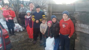 Daruri pentru familii necăjite din satul Sfântu Ilie şi comuna Stroieşti, judetul Suceava - decembrie 2016