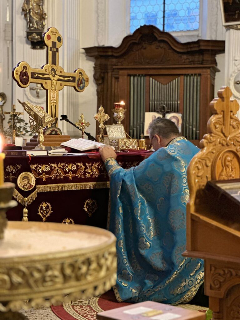 39 de nopți. 39 de Sfinte Liturghii. Și, de fiecare dată, am văzut cum întunericul se făcea lumină… 39 de nopți. 39 de Sfinte Liturghii. Și, de fiecare dată, am văzut cum întunericul se făcea lumină…
